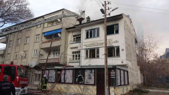 Metruk binadaki yangın 1 saatlik çalışma ile söndürüldü