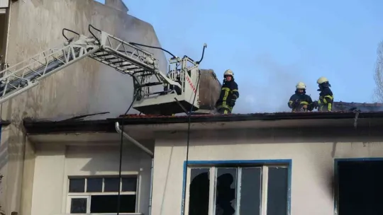 Metruk binadaki yangın 1 saatlik çalışma ile söndürüldü