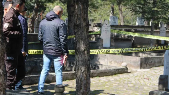 Mezarlıkta 4 aylık cenin bulundu