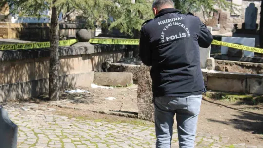 Mezarlıkta 4 aylık cenin bulundu