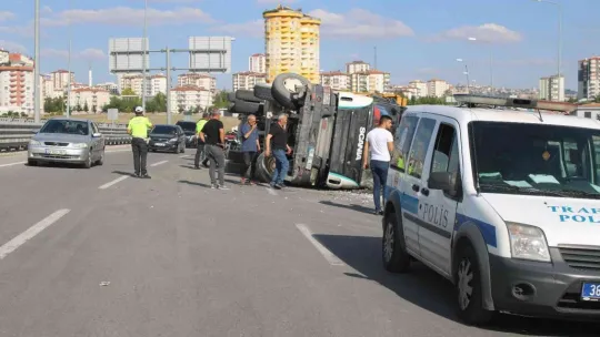 Mıcır yüklü kamyon devrildi: 1 yaralı