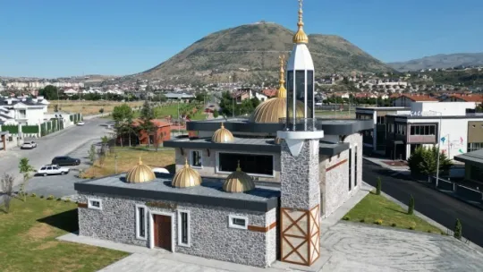 Mimarisiyle Kayseri'de tek olan Saçmacı Cami ibadete açıldı