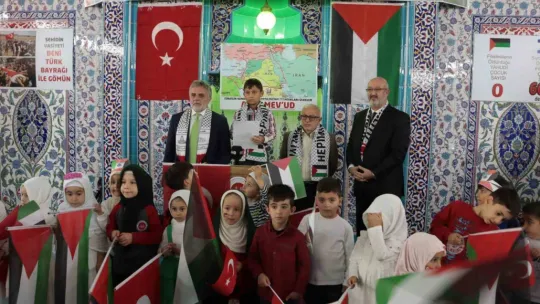 Minik ellerini 'Filistin' için semaya açtılar