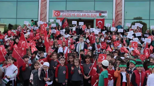 Minik ellerini 'Filistin' için semaya açtılar
