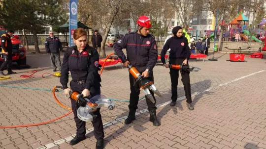 Minik öğrenciler itfaiyeyi çok sevdi