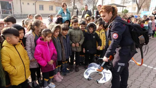 Minik öğrenciler itfaiyeyi çok sevdi