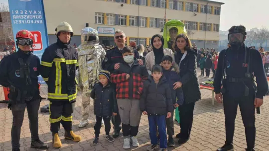Minik öğrenciler itfaiyeyi çok sevdi