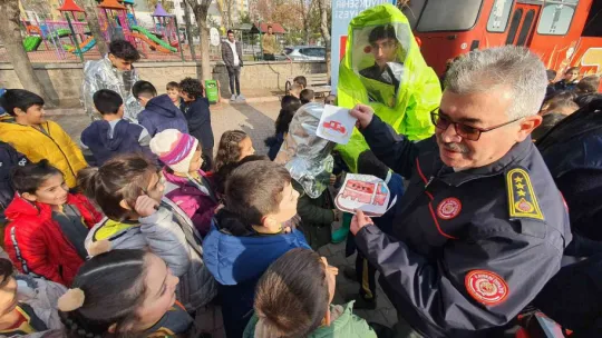 Minik öğrenciler itfaiyeyi çok sevdi