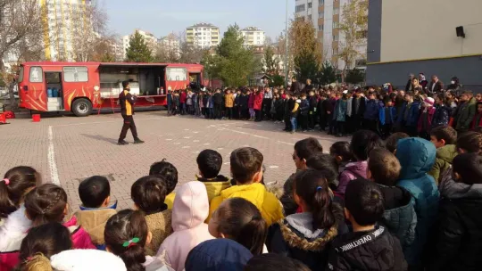 Minik öğrenciler itfaiyeyi çok sevdi