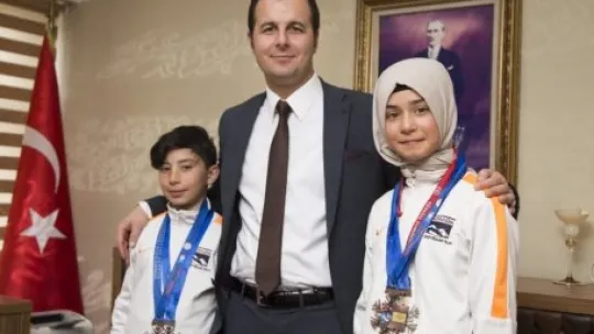 Minik snowboardculardan kaymakama ziyaret