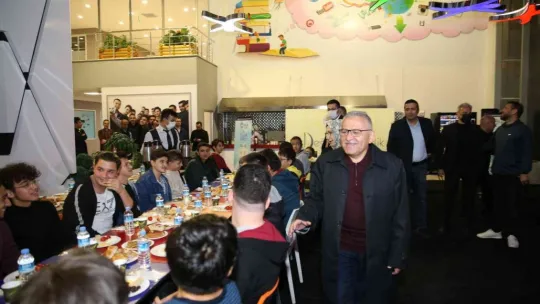 Miniklerden Başkan Büyükkılıç'a sevgi