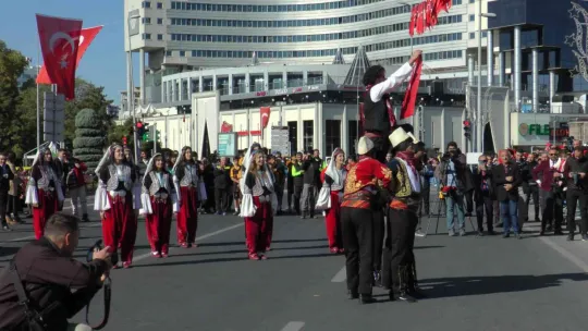 Miniklerden geçit töreni kortejine asker selamlı karşılama