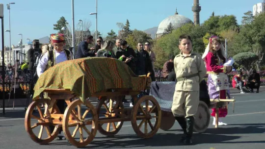Miniklerden geçit töreni kortejine asker selamlı karşılama
