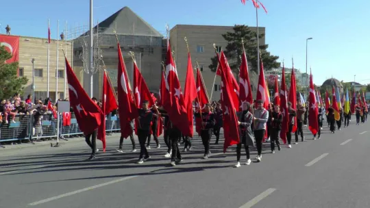 Miniklerden geçit töreni kortejine asker selamlı karşılama
