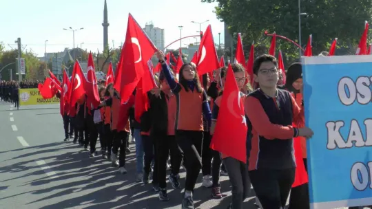 Miniklerden geçit töreni kortejine asker selamlı karşılama