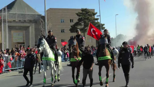 Miniklerden geçit töreni kortejine asker selamlı karşılama