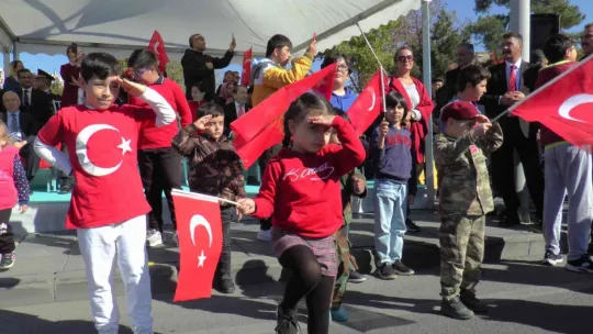 Miniklerden geçit töreni kortejine asker selamlı karşılama