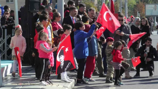 Miniklerden geçit töreni kortejine asker selamlı karşılama