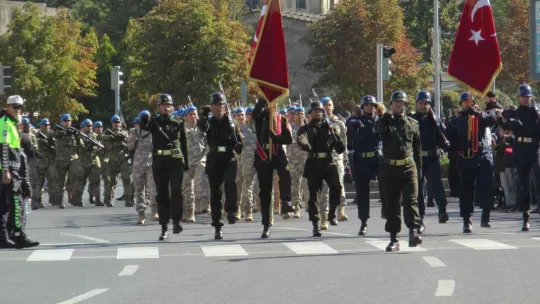 Miniklerden geçit töreni kortejine asker selamlı karşılama