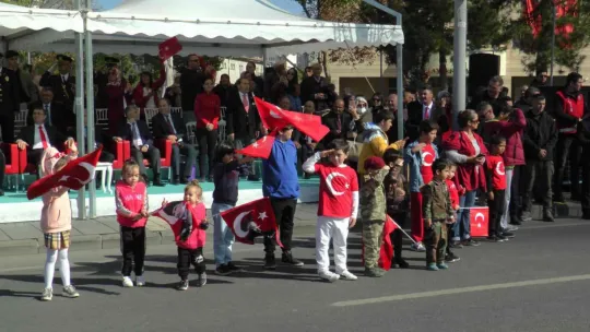 Miniklerden geçit töreni kortejine asker selamlı karşılama