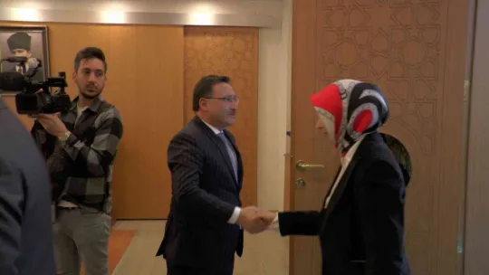 Miniklerden geçit töreni kortejine asker selamlı karşılama