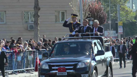 Miniklerden geçit töreni kortejine asker selamlı karşılama