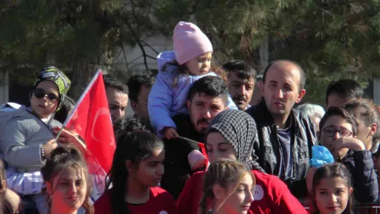 Miniklerden geçit töreni kortejine asker selamlı karşılama