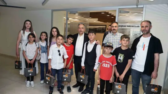 Misafirler uzaktan, ilgi yakından