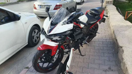 Motosiklet yoldan geçen yayalara çarptı: 3 yaralı