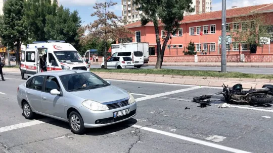 Motosikletler çarpıştı, ortalık savaş alanına döndü: 2 yaralı