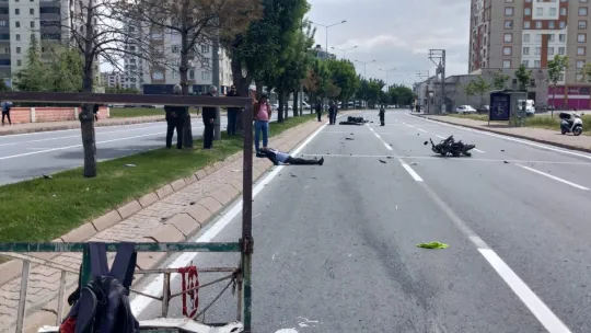 Motosikletler çarpıştı, ortalık savaş alanına döndü: 2 yaralı