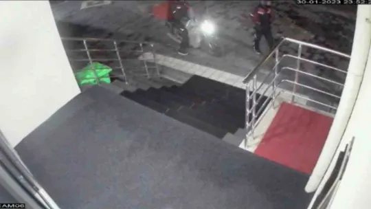 Motosikletli kurye kılığında geldiler, yangın vanalarını çaldılar