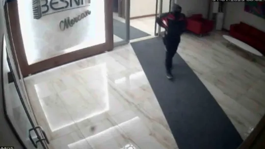 Motosikletli kurye kılığında geldiler, yangın vanalarını çaldılar