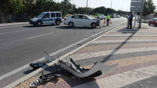Motosikletli polis timi ile otomobil çarpıştı: 2 polis yaralı