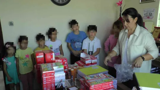 Muhtardan mahalledeki 250 öğrenciye kırtasiye yardımı