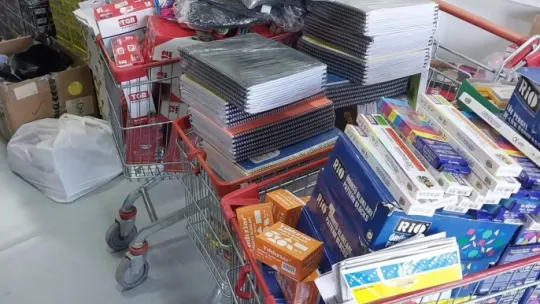 Muhtardan mahalledeki 250 öğrenciye kırtasiye yardımı