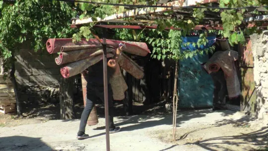 Muhtardan yaşlı ve engellilere 'sonbahar temizliği' hizmeti