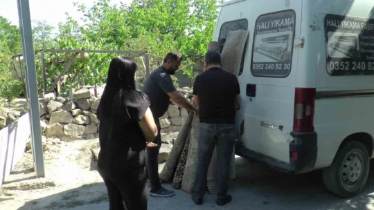 Muhtardan yaşlı ve engellilere 'sonbahar temizliği' hizmeti
