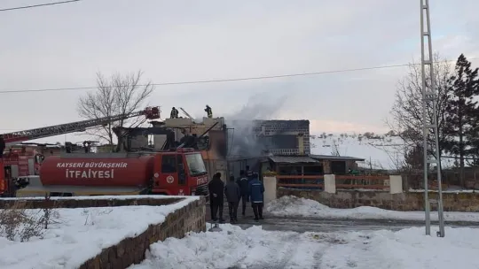 Müstakil ev cayır cayır yandı