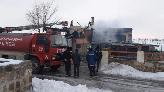 Müstakil ev cayır cayır yandı