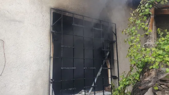 Yanan ev kullanılamaz hale geldi