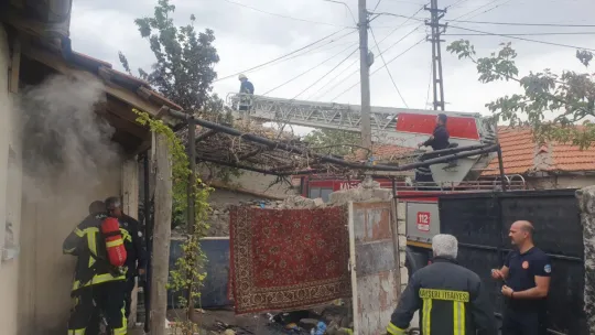 Yanan ev kullanılamaz hale geldi