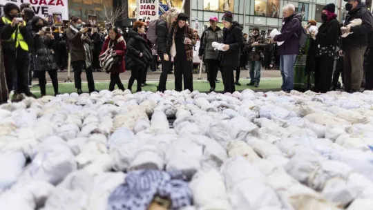 New York'ta yüzlerce kişi ellerinde kefenli bebek maketleriyle Gazze için yürüdü
