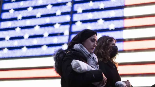 New York'ta yüzlerce kişi ellerinde kefenli bebek maketleriyle Gazze için yürüdü