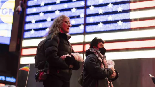 New York'ta yüzlerce kişi ellerinde kefenli bebek maketleriyle Gazze için yürüdü