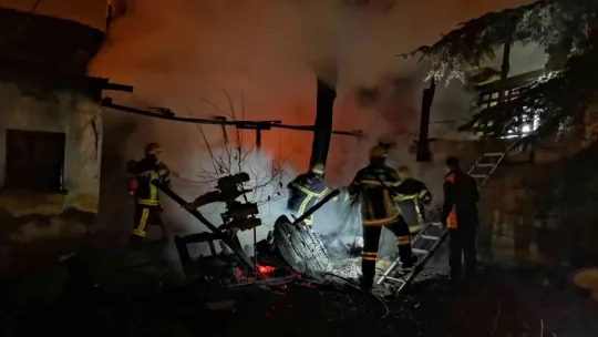 Odunlukta çıkan yangın 2 eve hasar verdi