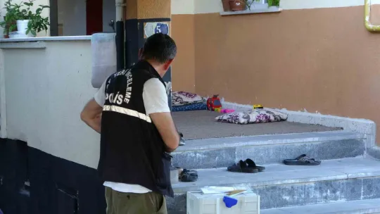 Oğlunu kurtarmak isteyen anne yaralandı