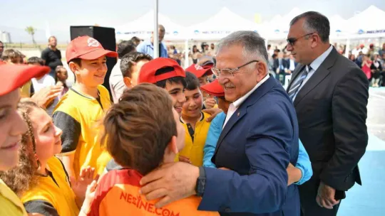 Öğrenci dostu başkan, eğitim öğretim sürecinde binlerce öğrenciye dokundu