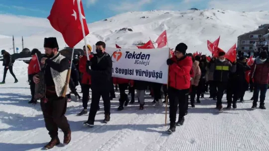 Öğrenciler 'vatan sevgisi' için yürüdü