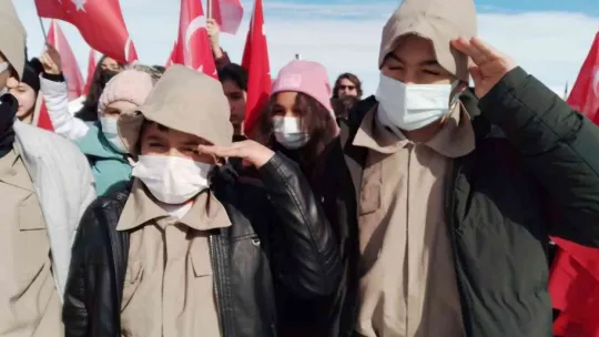 Öğrenciler 'vatan sevgisi' için yürüdü